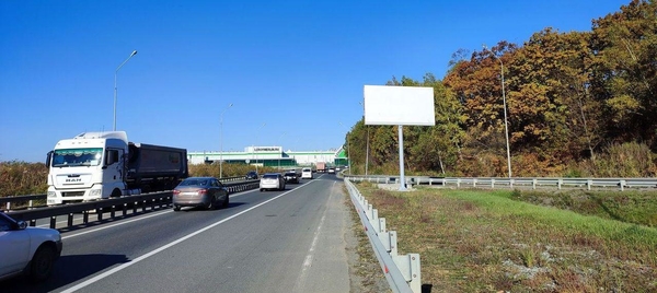 Фотография рекламного носителя, тип: Билборд 3x6, адрес: Подъезд к аэропорту, а/д, 750м, Владивосток, Приморский край, Россия. Сторона А №1056323