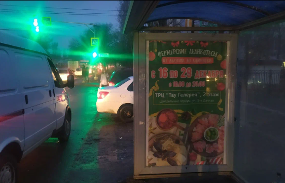 Фотография рекламного носителя, тип: Остановка 1.8x1.2, адрес: Антонова ул., 17 Поликлиника, в центр, Саратов, Саратовская область, Россия. Сторона А №585849