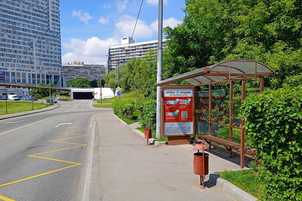 Фотография рекламного носителя, тип: Остановка 1.8x1.2, адрес: Северное Чертаново микрорайон, корп.208, Москва, Россия. Сторона А №933852