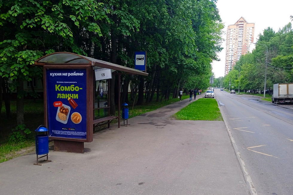 Фотография рекламного носителя, тип: Остановка 1.8x1.2, адрес: Воейкова ул., ост. "32-33-й кварталы Юго-запада", Москва, Россия. Сторона Б №319200