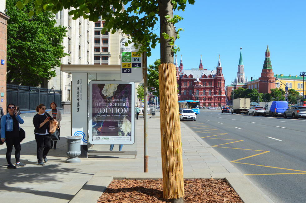 Фотография рекламного носителя, тип: Остановка 1.8x1.2, адрес: Тверская ул., д.4, Москва, Россия. Сторона Б №557105