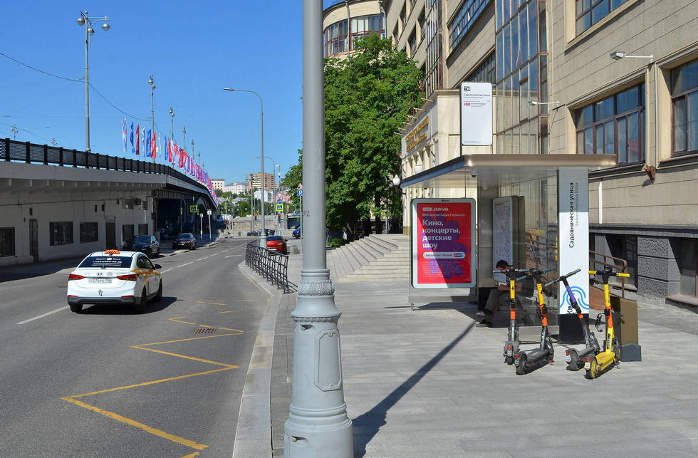 Фотография рекламного носителя, тип: Остановка 1.8x1.2, адрес: Садовнический пр-д ост."Садовническая ул.", Москва, Россия. Сторона А №335462