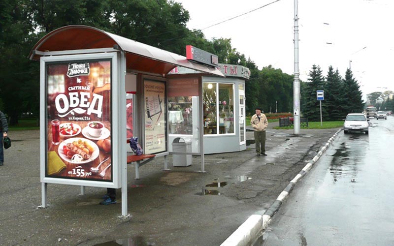 Фотография рекламного носителя, тип: Остановка 1.8x1.2, адрес: Кирова ул., ост. "Гостиница Новокузнецкая", Новокузнецк, Кемеровская область, Россия. Сторона А1 №668039