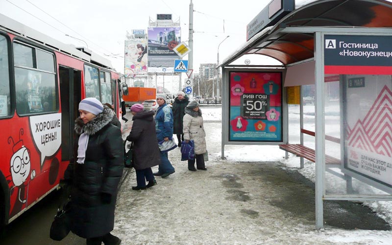 Фотография рекламного носителя, тип: Остановка 1.8x1.2, адрес: Кирова ул., ост. "Гостиница Новокузнецкая", Новокузнецк, Кемеровская область, Россия. Сторона А2 №668040