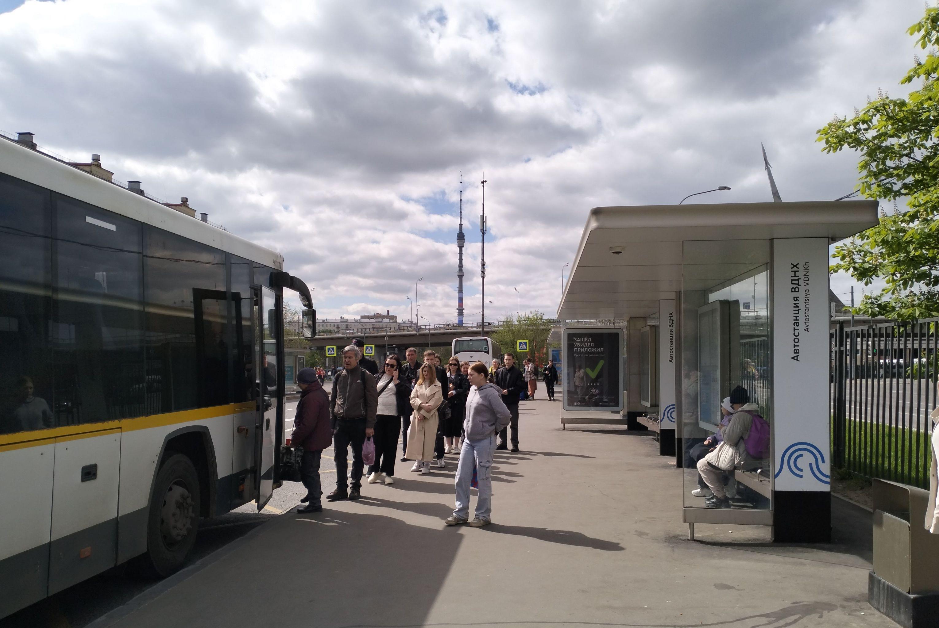 Фотография рекламного носителя, тип: Остановка 1.8x1.2, адрес: Космонавтов ул., ост. "Автостанция ВДНХ", поз.2, Москва, Россия. Сторона А №1095180