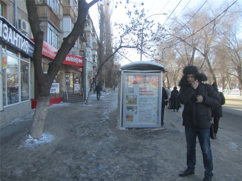 Фотография рекламного носителя, тип: Остановка 1.8x1.2, адрес: Астраханская ул. Х Б. Горная ул., из центра, Саратов, Саратовская область, Россия. Сторона Б №585287