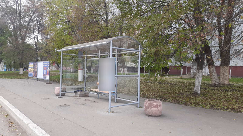 Фотография рекламного носителя, тип: Остановка 1.8x1.2, адрес: Победы пр-т., д.50, ост. 72-й квартал, Новокуйбышевск, Самарская область, Россия. Сторона В1 №1081400