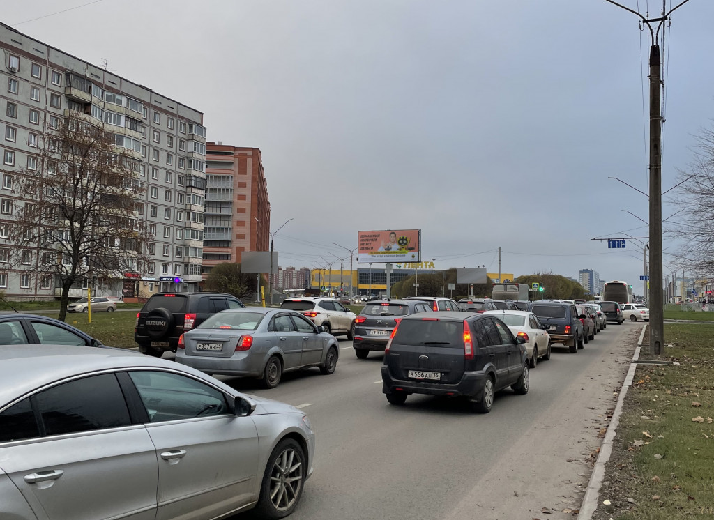 Фотография рекламного носителя, тип: Билборд 3x6, адрес: Октябрьский пр-т, н-в д.42, Череповец, Вологодская область, Россия. Сторона A4-A6 №1047345