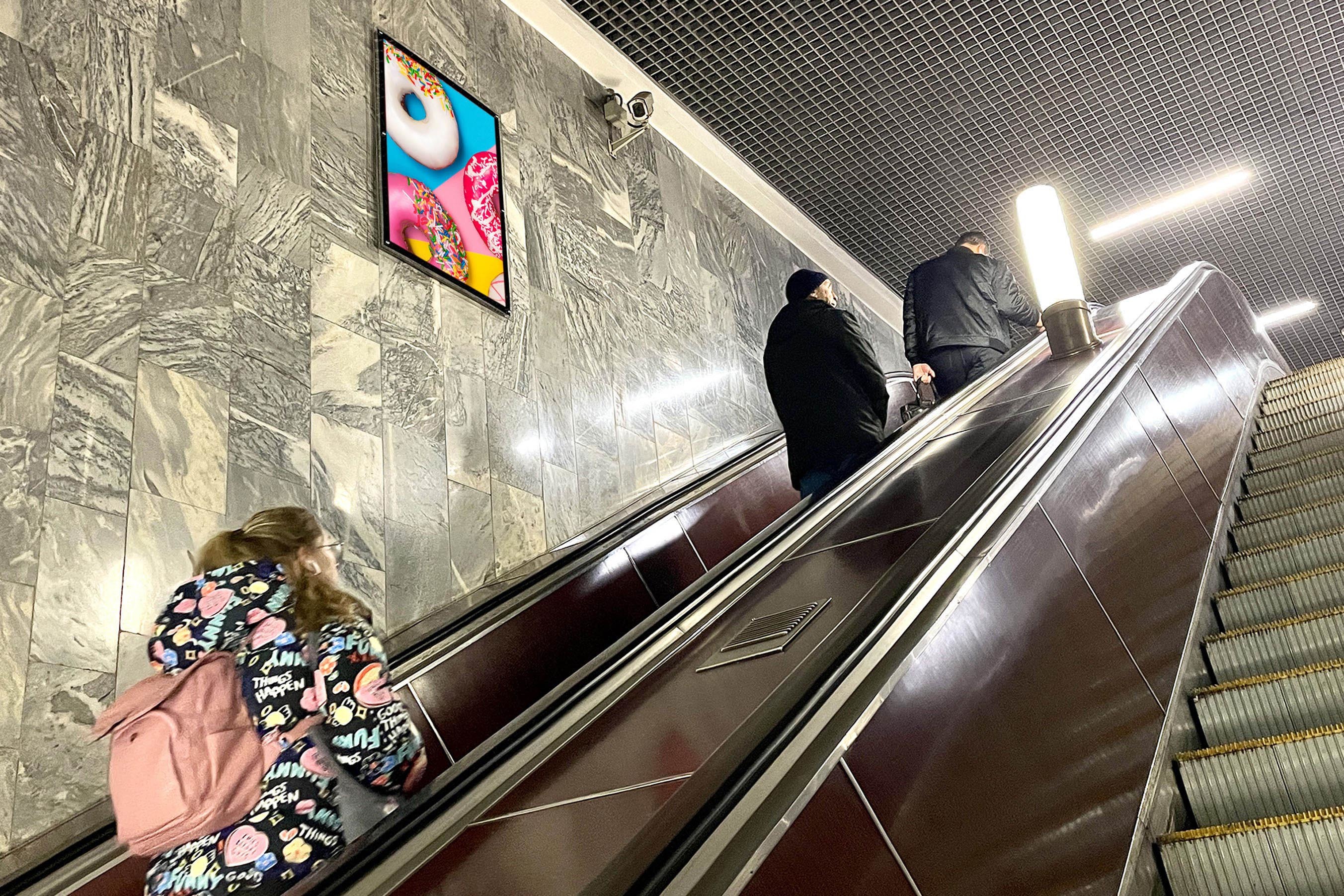 Фотография рекламного носителя, тип: Кристалайт, адрес: Станция метро «Нахимовский проспект», линия Серпуховско-Тимирязевская, Москва, Россия. Сторона/вариант №1001945