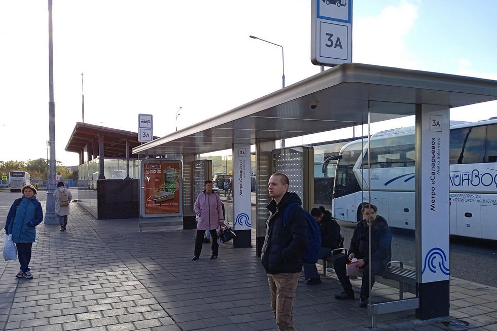 Фотография рекламного носителя, тип: Остановка 1.8x1.2, адрес: Саларьевская ул., ост. "м. "Саларьево", поз.8, Москва, Россия. Сторона А №950626