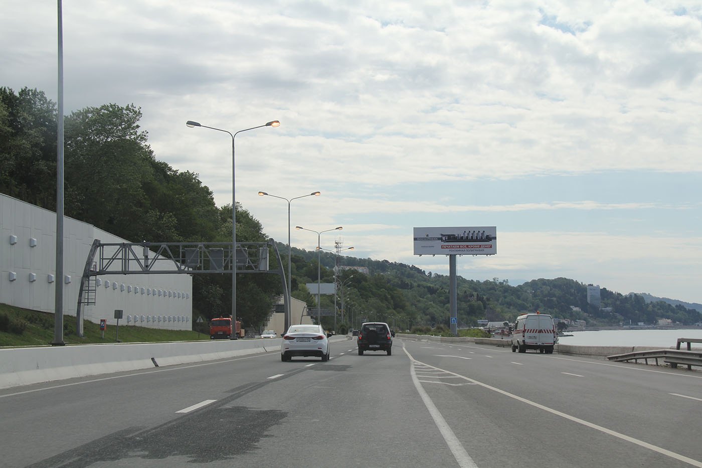 Фотография рекламного носителя, тип: Суперсайт 5x15, адрес: Сочи-Адлер а/д., МТЦ Спутник, Сочи, Краснодарский край, Россия. Сторона А №742799