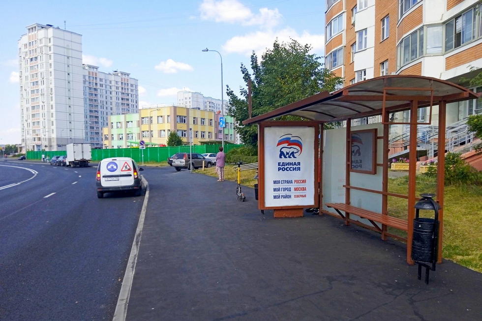 Фотография рекламного носителя, тип: Остановка 1.8x1.2, адрес: Академика Алиханова ул., д.165е, корп.3, поз.2, Москва, Россия. Сторона А №943476