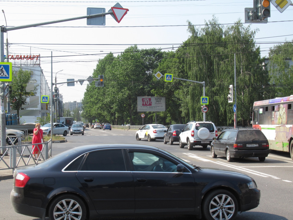 Фотография рекламного носителя, тип: Билборд 3x6, адрес: Урицкого ул., д.54/51, Ярославль, Ярославская область, Россия. Сторона А1-А3 №523400