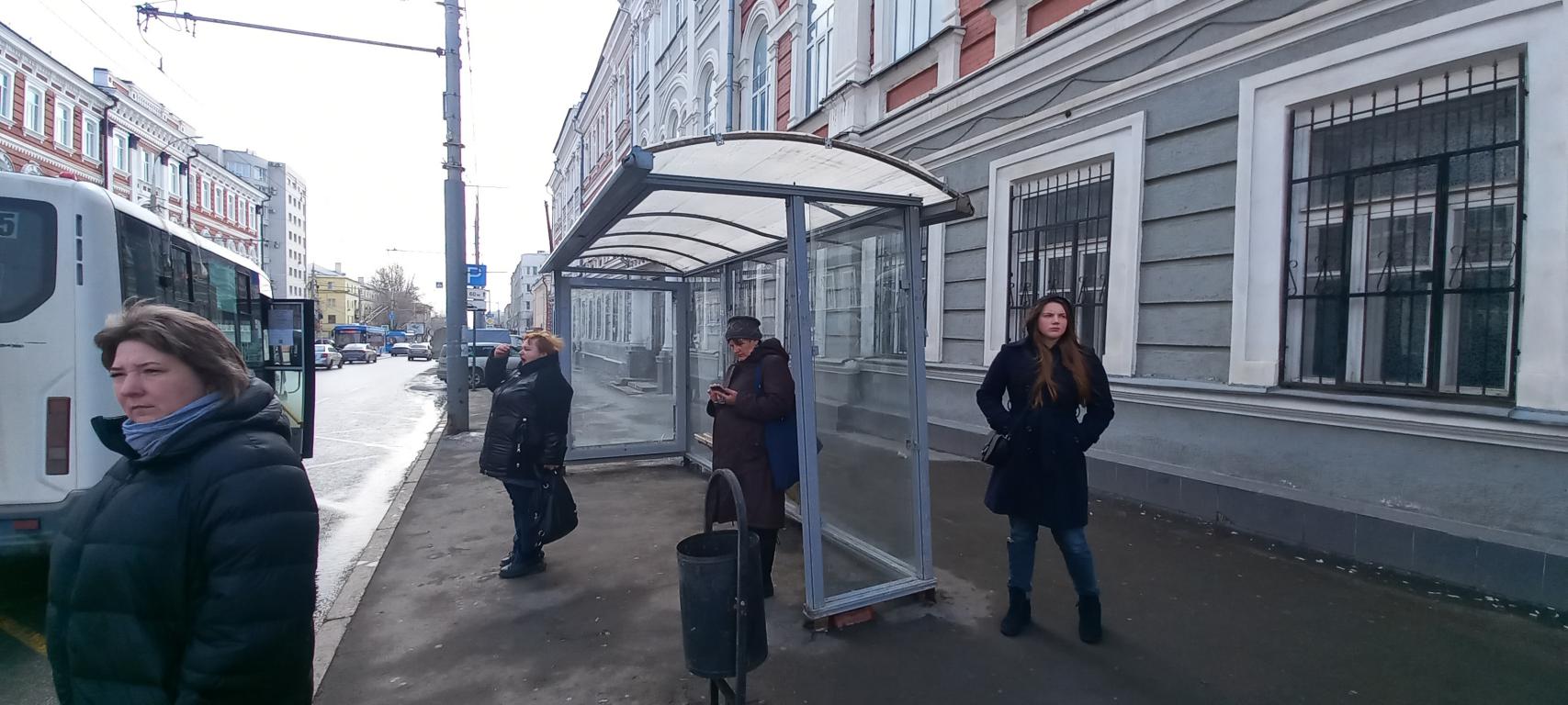 Фотография рекламного носителя, тип: Остановка 1.8x1.2, адрес: Московская ул. Х Аткарская ул., к Волге, Саратов, Саратовская область, Россия. Сторона А №585741