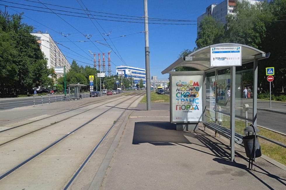 Фотография рекламного носителя, тип: Остановка 1.8x1.2, адрес: Панфиловцев Героев ул., ост. "ул. Героев Панфиловцев, 21", Москва, Россия. Сторона А №931743