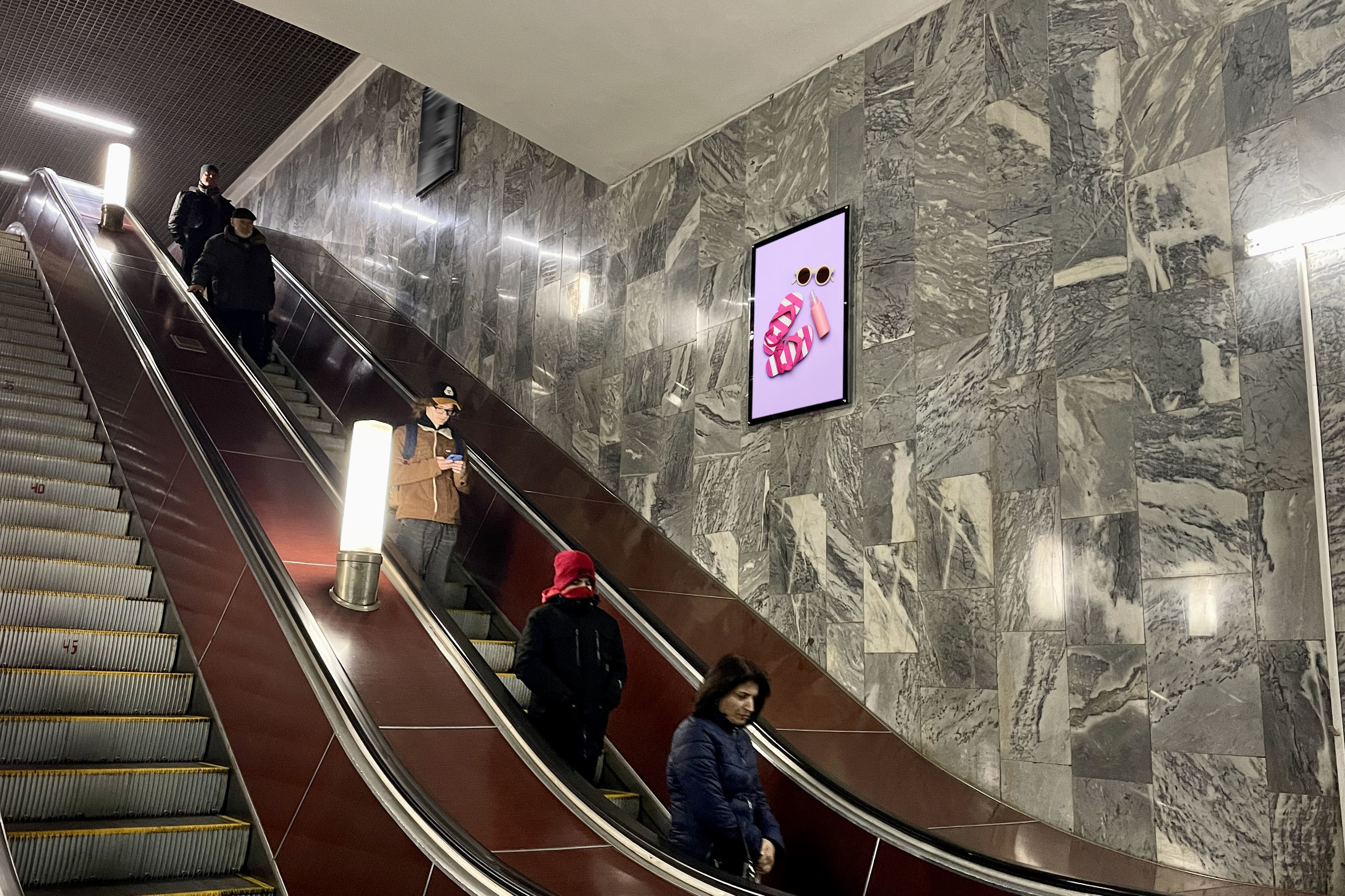 Фотография рекламного носителя, тип: Кристалайт, адрес: Станция метро «Нахимовский проспект», линия Серпуховско-Тимирязевская, Москва, Россия. Сторона/вариант №1001943