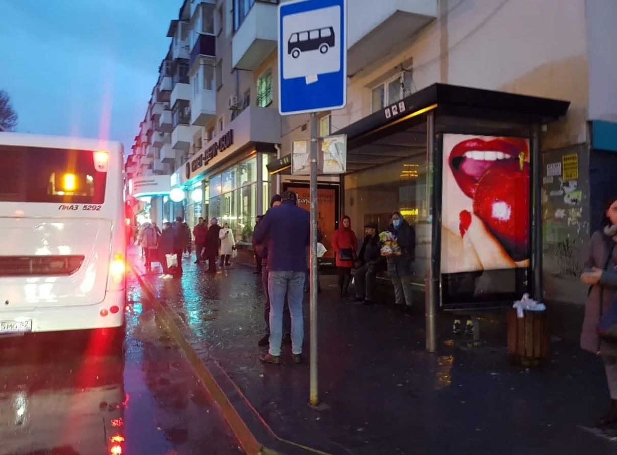 Фотография рекламного носителя, тип: Остановка 1.8x1.2, адрес: Самокиша ул., д.4, Симферополь, Республика Крым, Россия. Сторона B2 №937240