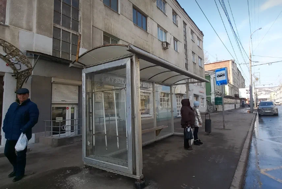 Фотография рекламного носителя, тип: Остановка 1.8x1.2, адрес: Московская ул. Х Университетская ул., к Волге, Саратов, Саратовская область, Россия. Сторона Б №585291