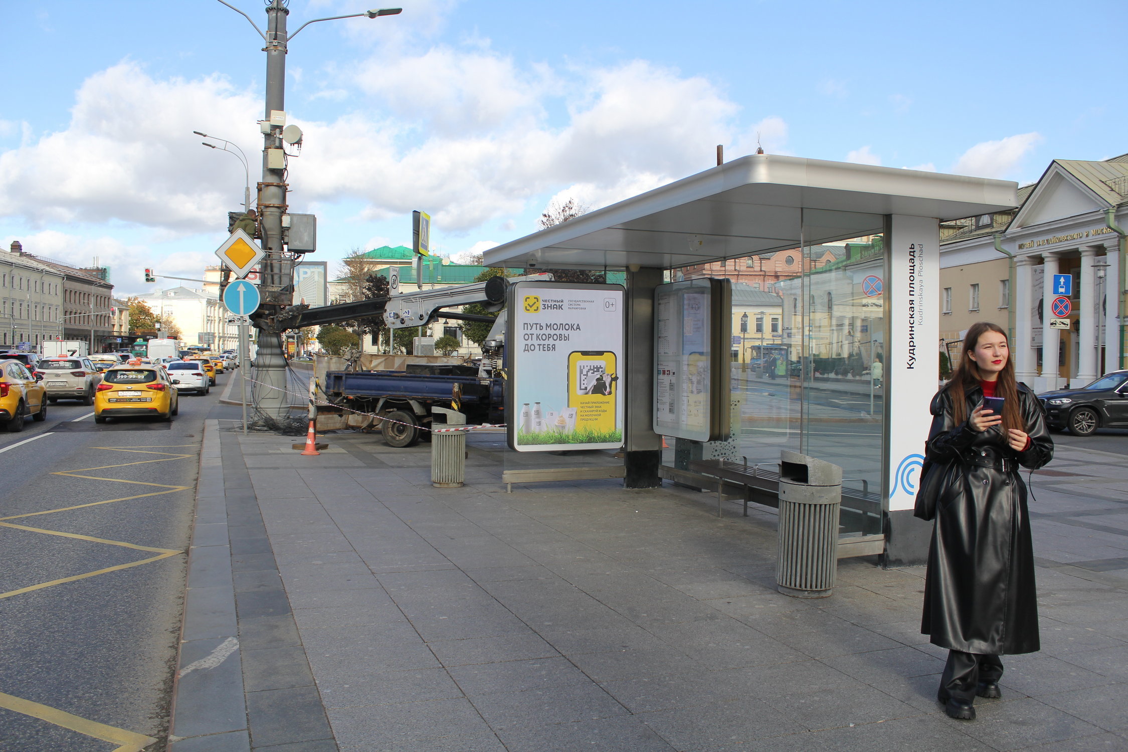 Фотография рекламного носителя, тип: Остановка 1.8x1.2, адрес: Новинский б-р., д.28/35, стр.1А, Москва, Россия. Сторона Ah1-Ah10 №1075005