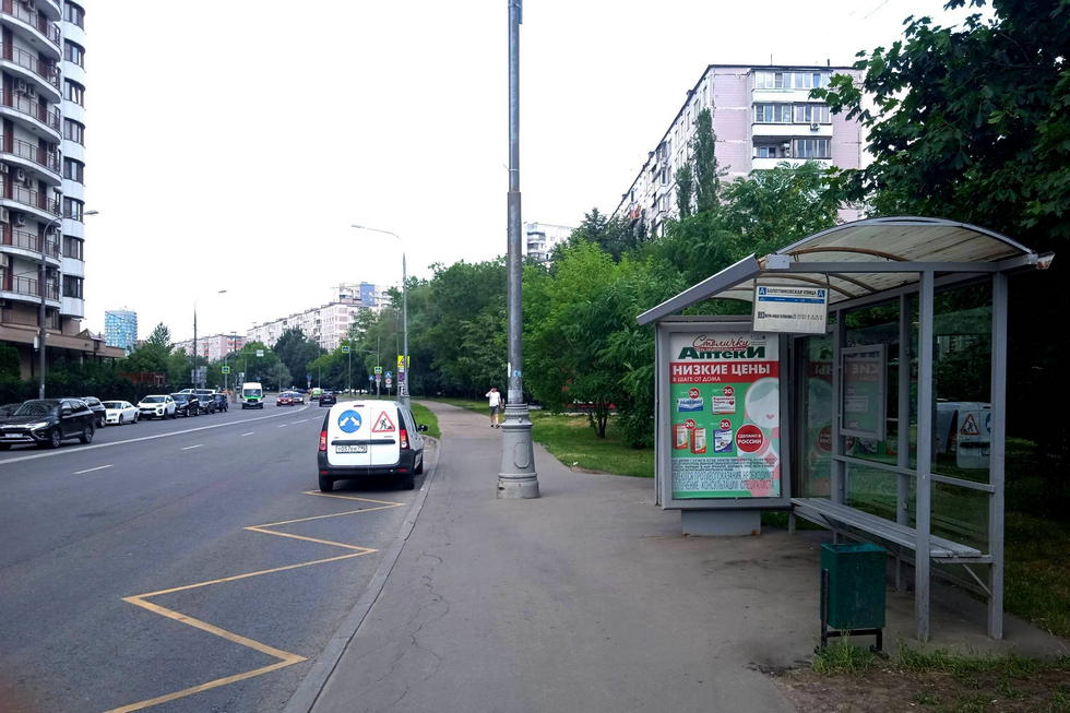 Фотография рекламного носителя, тип: Остановка 1.8x1.2, адрес: Болотниковская ул., ост. "Болотниковская ул.", Москва, Россия. Сторона А №923575