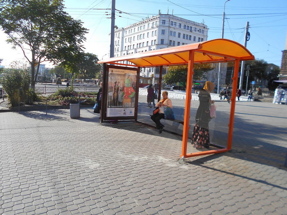 Фотография рекламного носителя, тип: Остановка 1.8x1.2, адрес: М.Горького ул., ост. ЛенР "Соборная пл.-Ц.рынок", Ростов-на-Дону, Ростовская область, Россия. Сторона А №631333