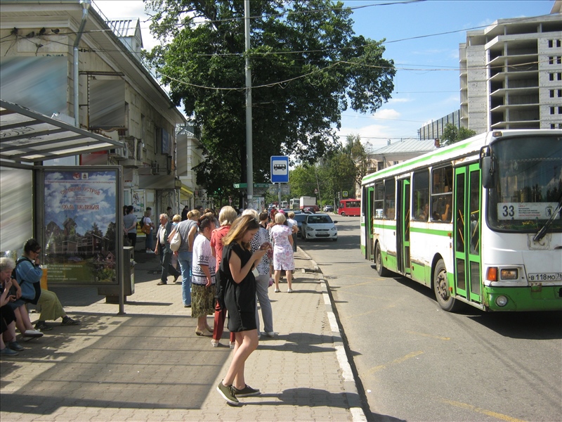 Фотография рекламного носителя, тип: Остановка 1.8x1.2, адрес: Октябрьская пл., 100м от ТЦ Флагман, поз.1, Ярославль, Ярославская область, Россия. Сторона А3 №636714