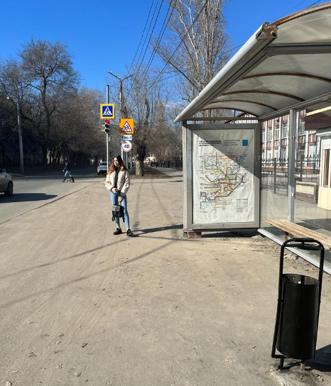 Фотография рекламного носителя, тип: Остановка 1.8x1.2, адрес: Грибова ул. Х Дегтярная ул., стадион Спартак, Саратов, Саратовская область, Россия. Сторона А №586003