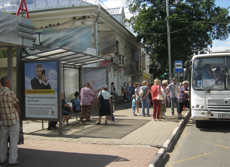 Фотография рекламного носителя, тип: Остановка 1.8x1.2, адрес: Октябрьская пл., 100м от ТЦ Флагман, поз.1, Ярославль, Ярославская область, Россия. Сторона А1 №636712