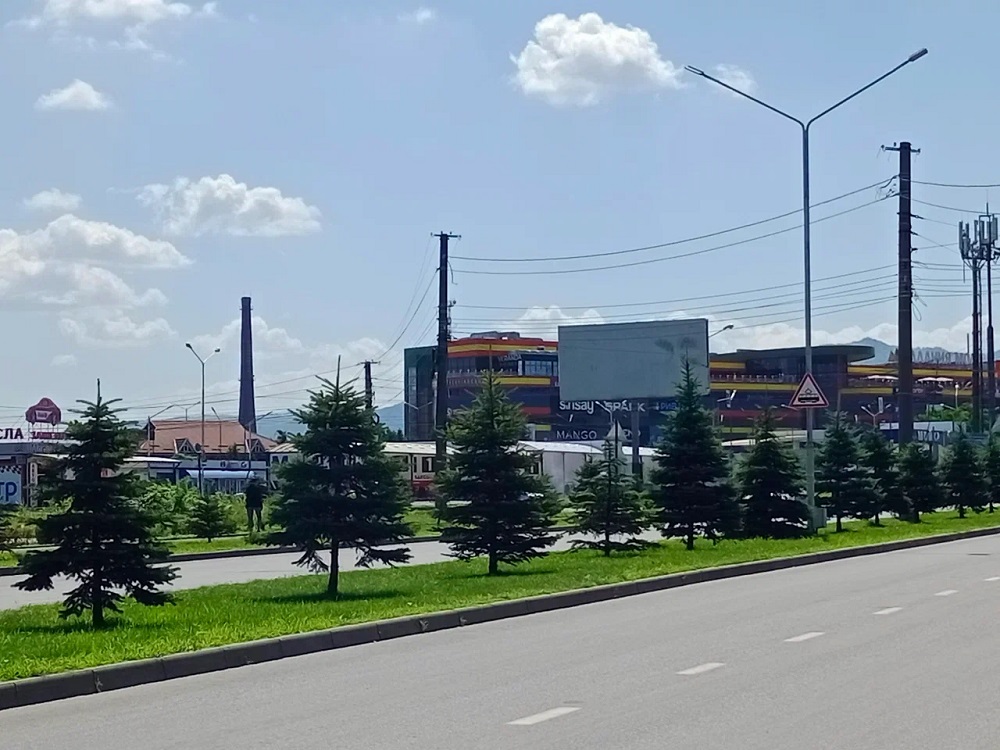 Фотография рекламного носителя, тип: Билборд 3x6, адрес: Весенняя ул. Х Калинина ул., поз.2, Владикавказ, Республика Северная Осетия – Алания, Россия. Сторона Б №1058068