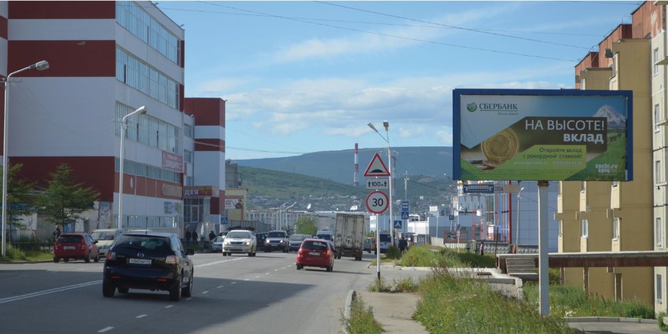 Фотография рекламного носителя, тип: Билборд 3x6, адрес: Пролетарская ул., д.57, Магадан, Магаданская область, Россия. Сторона A №1075125