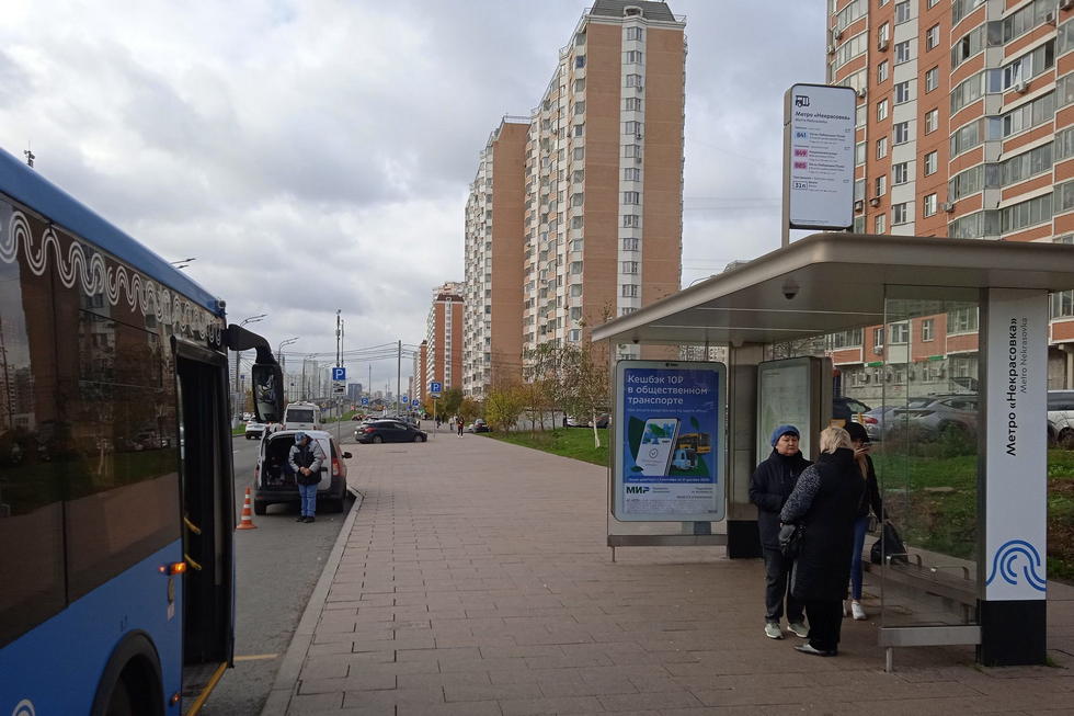 Фотография рекламного носителя, тип: Остановка 1.8x1.2, адрес: Защитников Москвы пр-т., д.15, ост. "метро "Некрасовка", поз.2, Москва, Россия. Сторона A №817150