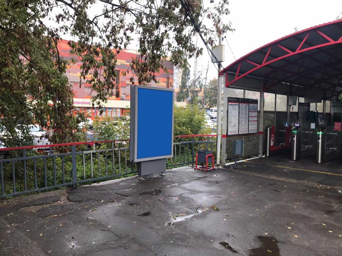 Фотография рекламного носителя, тип: Ситиформат 1.8x1.2, адрес: Ивантеевка ст., у ограждения входа-выхода станции, между турникетной зоной и кассами, Московская область, Россия. Сторона А №941689