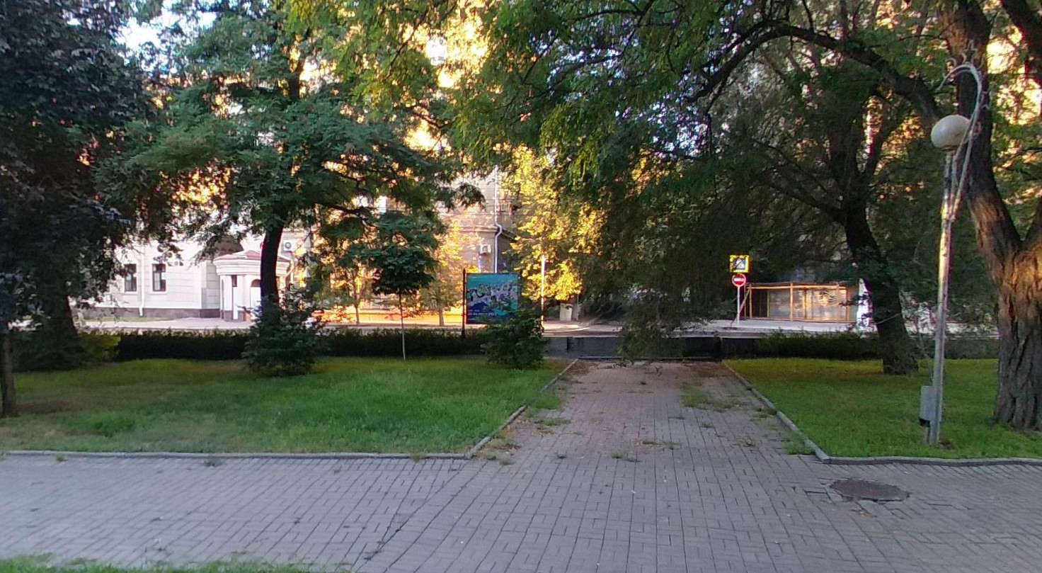 Фотография рекламного носителя, тип: Уличный информационный стенд, адрес: В.И. Ленина пр-т. X Володарского ул., Сквер Карла Маркса, Волгоград, Волгоградская область, Россия. Сторона B №1077967