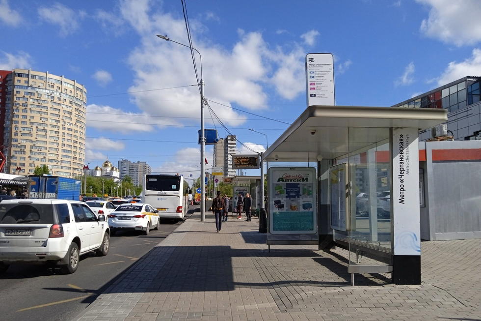 Фотография рекламного носителя, тип: Остановка 1.8x1.2, адрес: Чертановская ул., д.1, поз.1, Москва, Россия. Сторона А №936207