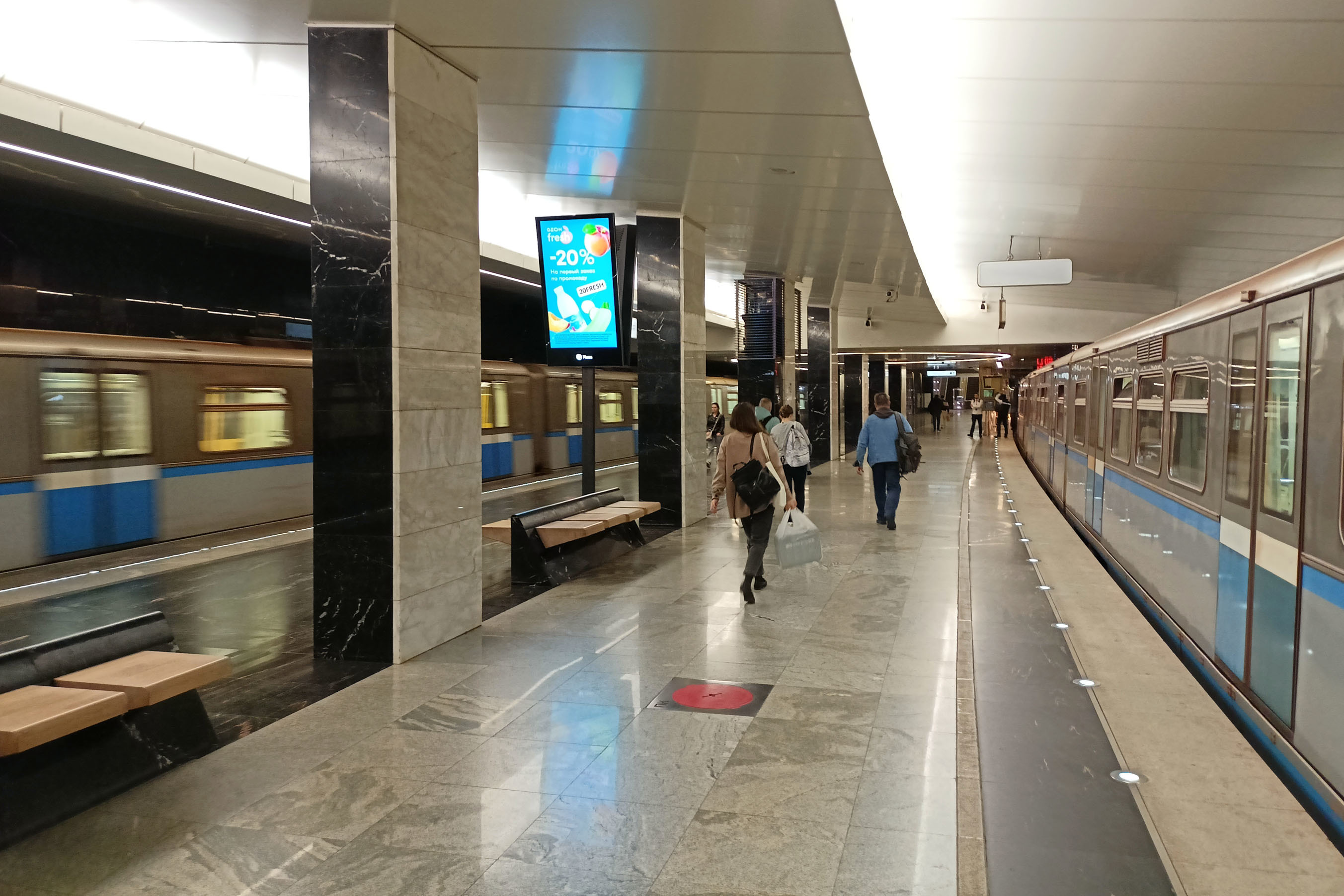 Фотография рекламного носителя, тип: Видеоэкран, адрес: Станция метро «Пятницкое шоссе», линия Арбатско-Покровская, Москва, Россия. Сторона/вариант А2 №1055609