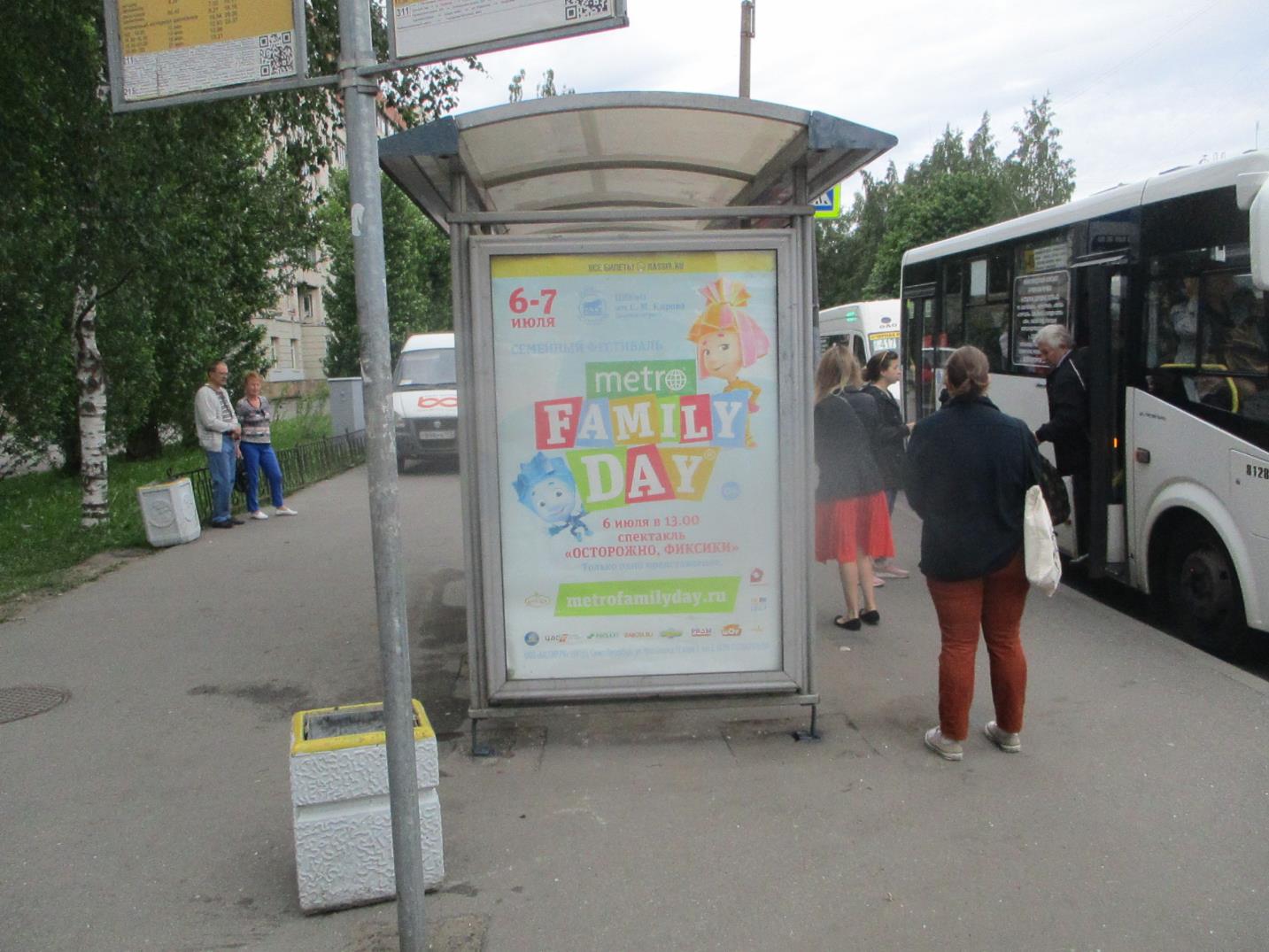 Фотография рекламного носителя, тип: Остановка 1.8x1.2, адрес: Сестрорецк г., Токарева ул., д.8, Санкт-Петербург, Россия. Сторона Б №811624