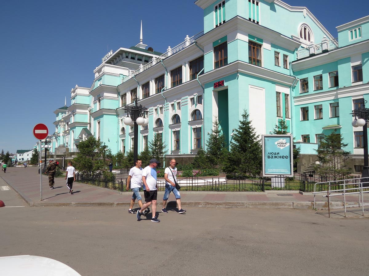 Фотография рекламного носителя, тип: Ситиформат 1.8x1.2, адрес: Леконта ул., д.1, привокзальная пл., справа от входа, поз.2, Омск, Омская область, Россия. Сторона А №987324