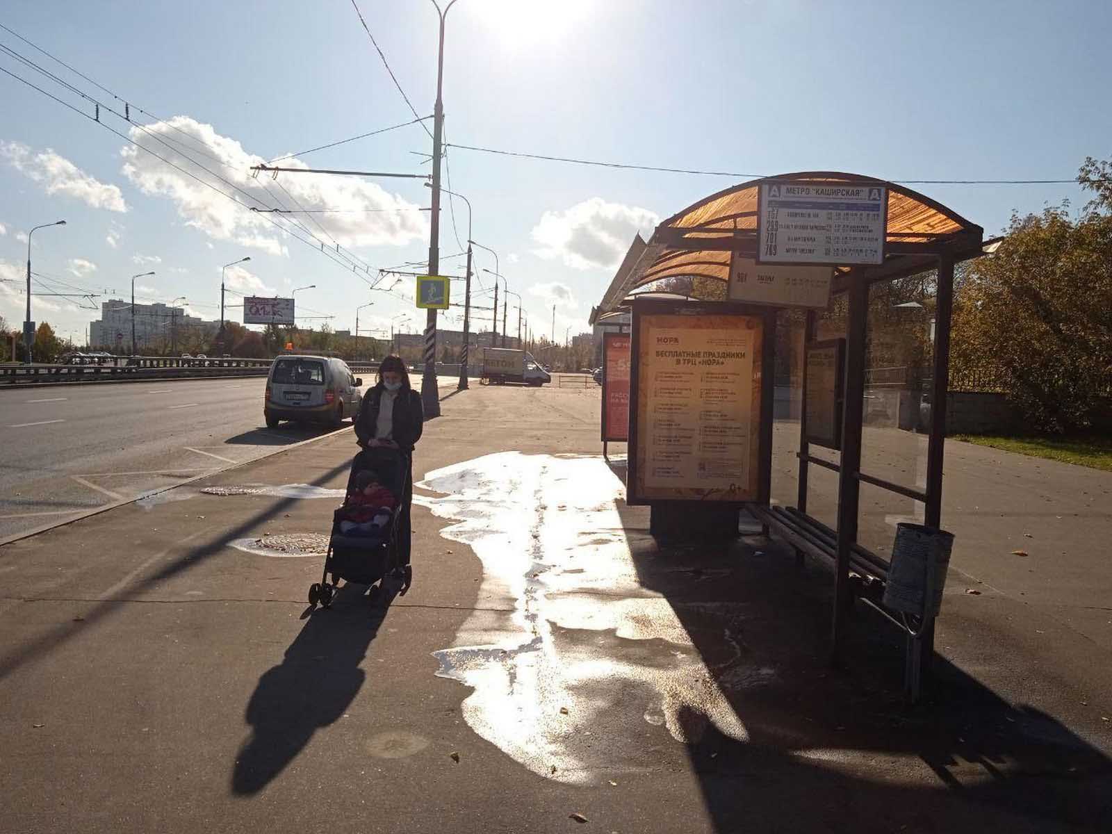 Фотография рекламного носителя, тип: Остановка 1.8x1.2, адрес: Андропова пр-т., ост. "метро Каширская", Москва, Россия. Сторона А №923172