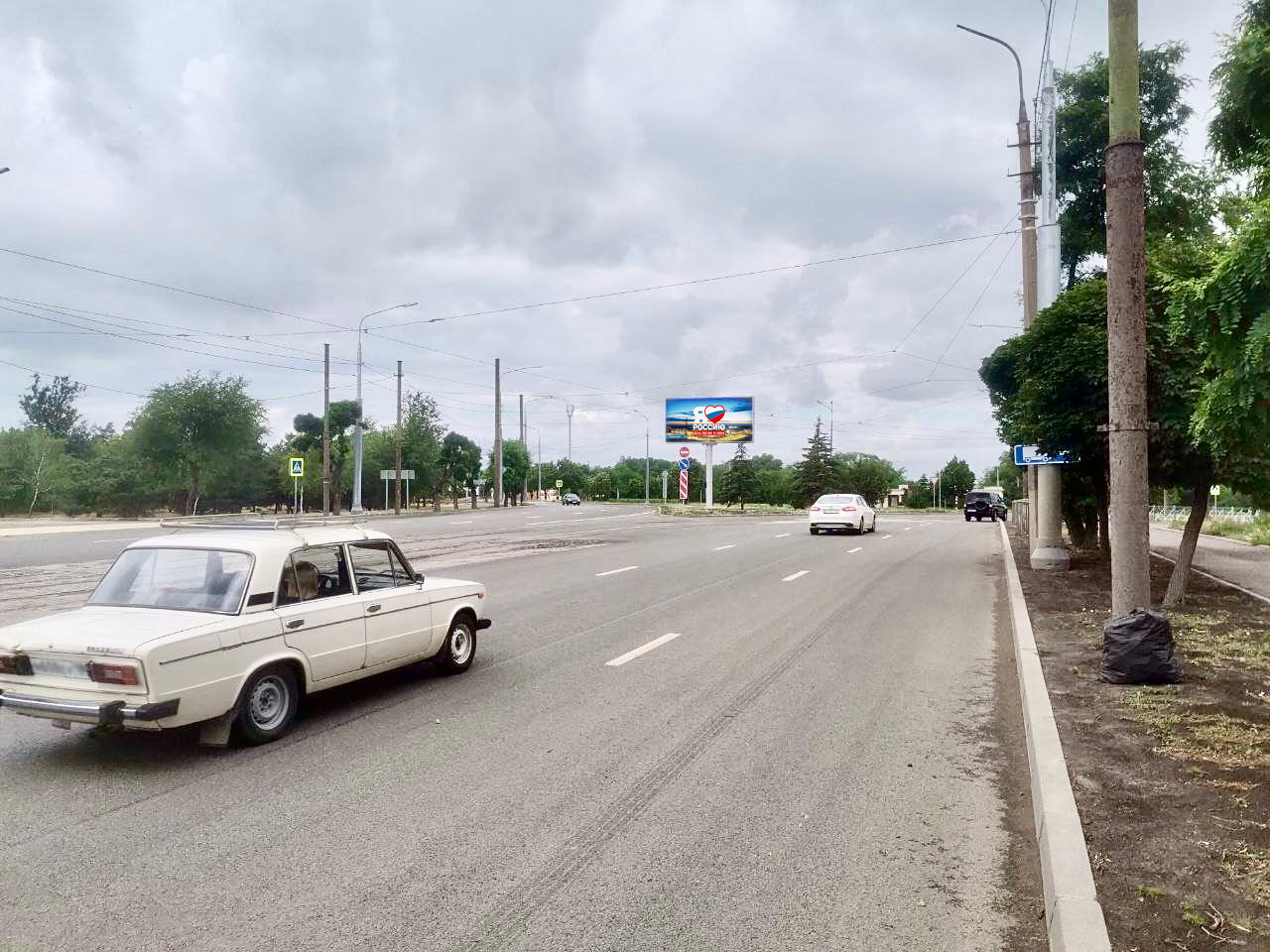 Фотография рекламного носителя, тип: Билборд 3x6, адрес: Машиностроителей пл., поз.2, Мариуполь, Донецкая область, Россия. Сторона В1-В10 №1097588