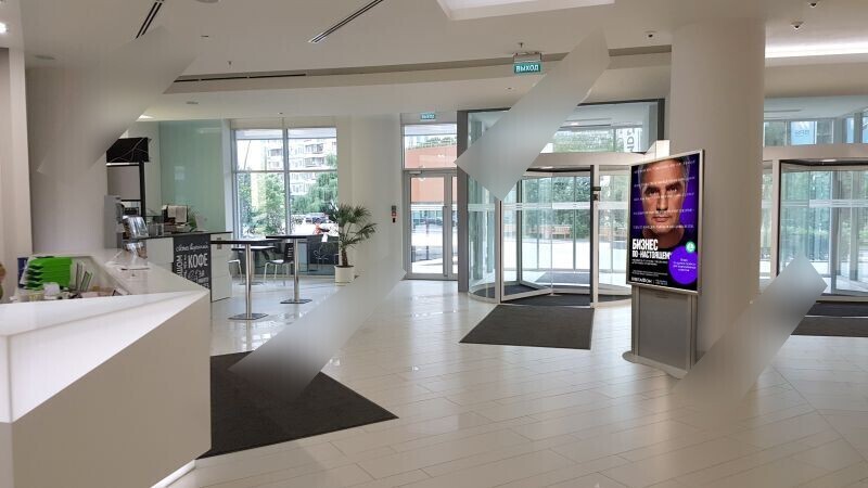 Фотография рекламного носителя, тип: Лайтбокс, адрес: Бизнес-центр «Кантри Парк», Панфилова ул., д.21/1, Химки, Московская область, Россия. Сторона/вариант №654637