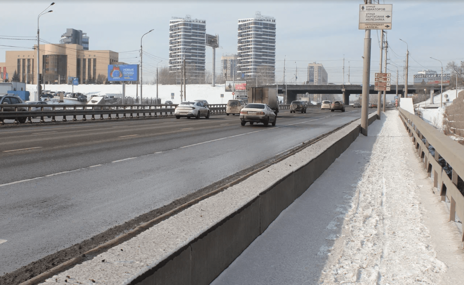 Фотография рекламного носителя, тип: Билборд 3x6, адрес: Октябрьский мост, БЦ "Сириус", Красноярск, Красноярский край, Россия. Сторона Б1-Б10 №1324150