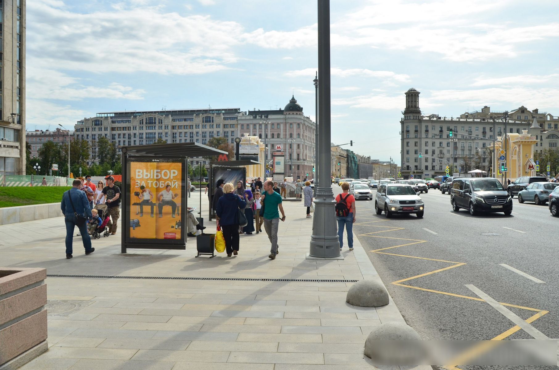 Фотография рекламного носителя, тип: Остановка 1.8x1.2, адрес: Тверская ул., д.18, поз.2, Москва, Россия. Сторона Б №557101