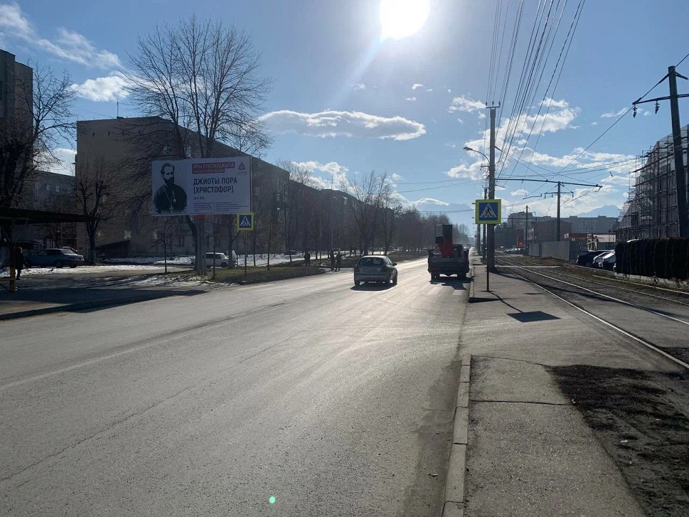 Фотография рекламного носителя, тип: Билборд 3x6, адрес: Дзусова ул., д.3, Владикавказ, Республика Северная Осетия – Алания, Россия. Сторона Б №465874