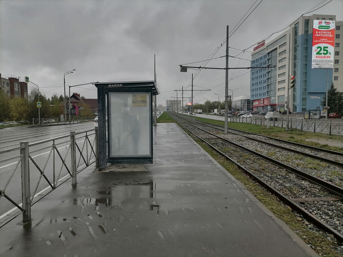 Фотография рекламного носителя, тип: Остановка 1.8x1.2, адрес: Победы пр-т., ост. «Академия Правосудия», поз.2, Казань, Республика Татарстан, Россия. Сторона В №1007013