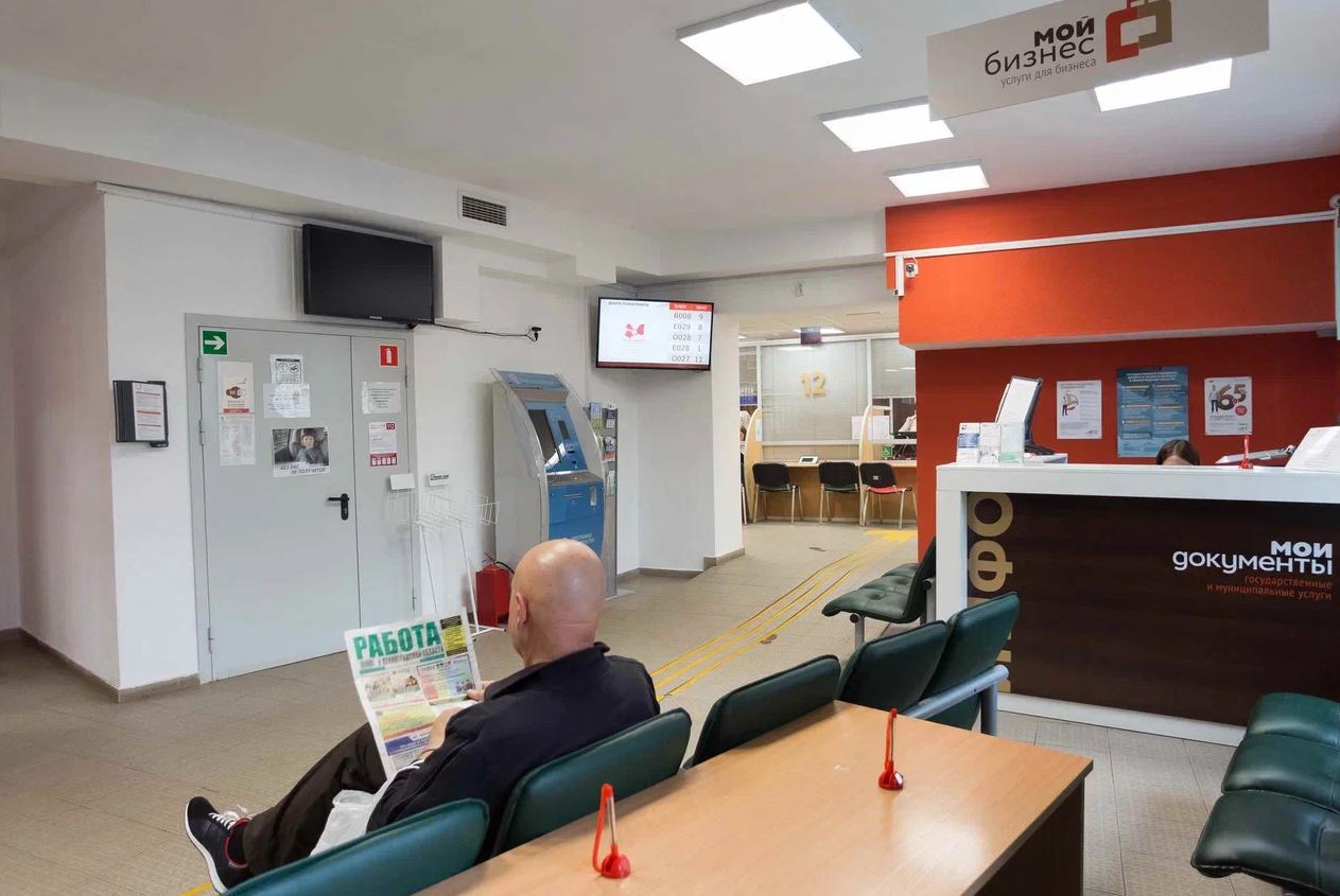 Фотография рекламного носителя, тип: Видеоэкран, адрес: МФЦ «», 1-й микрорайон, д.2, Тихвин, Ленинградская область, Россия. Сторона/вариант №946332