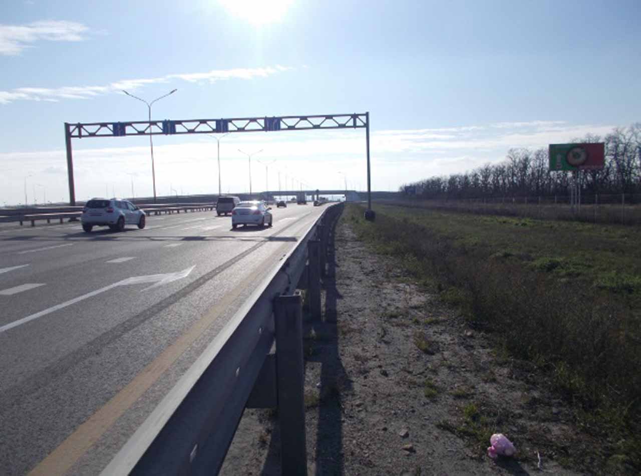 Фотография рекламного носителя, тип: Билборд 3x6, адрес: а/д М-4, 1026 897 м, район развязки на аэропорт «Платов», Ростов-на-Дону, Ростовская область, Россия. Сторона А №1093561