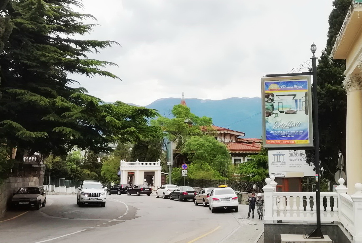 Фотография рекламного носителя, тип: Ситиформат 1.8x1.2, адрес: Коммунаров ул., район Колоннада, Ялта, Республика Крым, Россия. Сторона А №869589