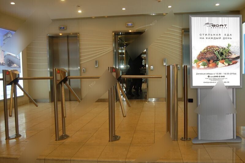 Фотография рекламного носителя, тип: Лайтбокс, адрес: Бизнес-центр «Чайка плаза-7», Новослободская ул., д.41, Москва, Россия. Сторона/вариант №654937