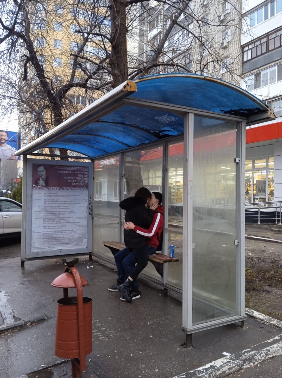 Фотография рекламного носителя, тип: Остановка 1.8x1.2, адрес: Крымская ул., д.15, из центра, Саратов, Саратовская область, Россия. Сторона А №585143