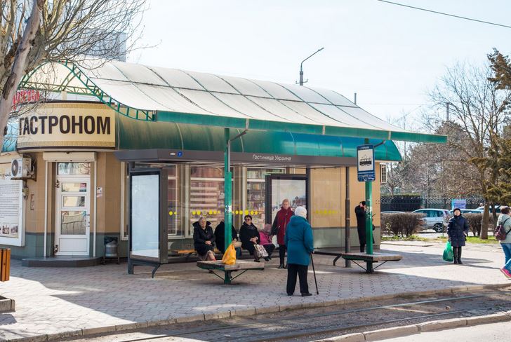 Фотография рекламного носителя, тип: Остановка 1.8x1.2, адрес: Ленина пр-т., ост. Гостиница Украина, Евпатория, Республика Крым, Россия. Сторона Б1-Б5 №771621